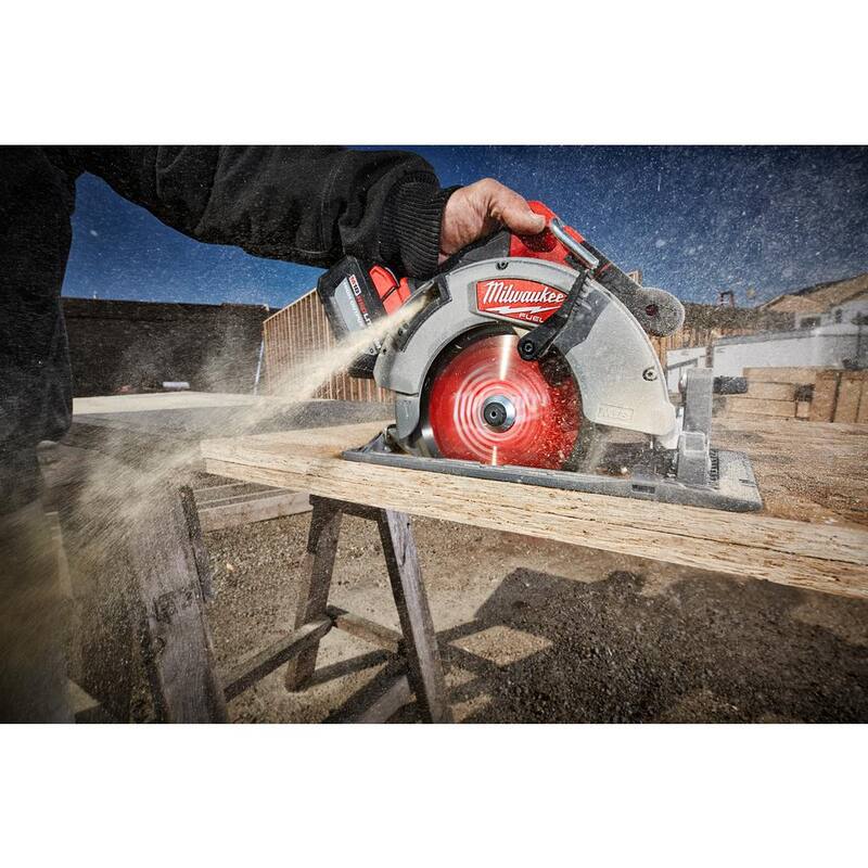 18V Lithium-Ion Brushless Cordless 7-1/4 in. Circular Saw Kit O767954