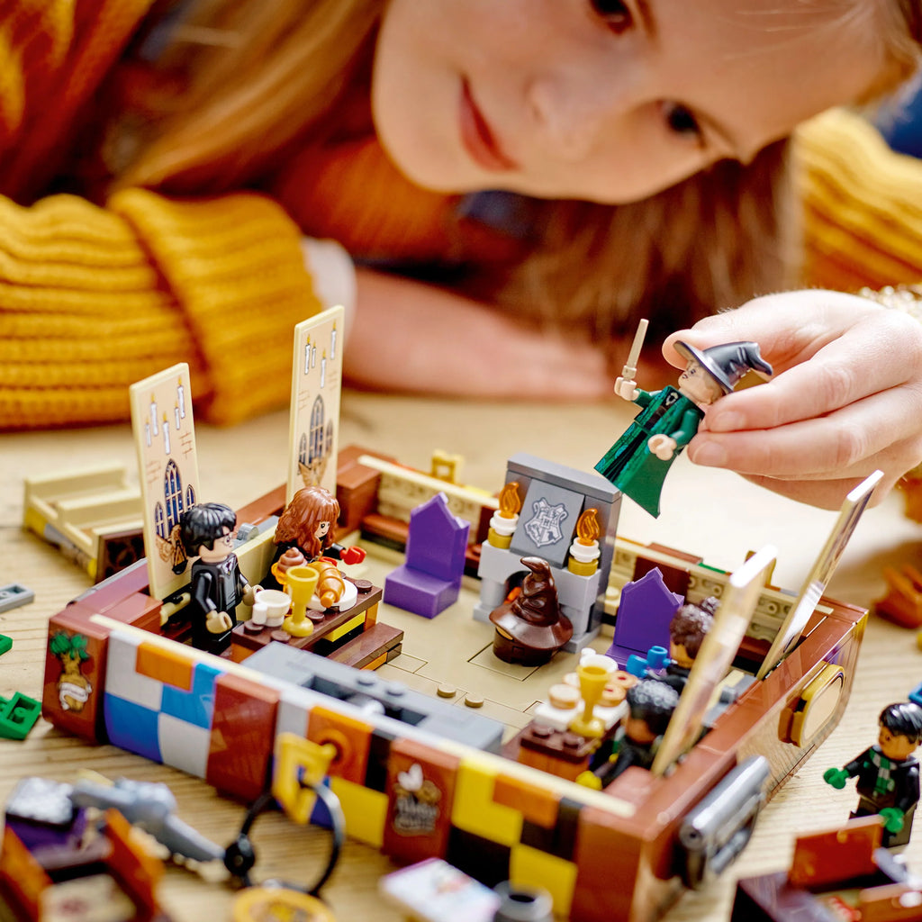 Customizable Toy Luggage Set with Minifigures F7050